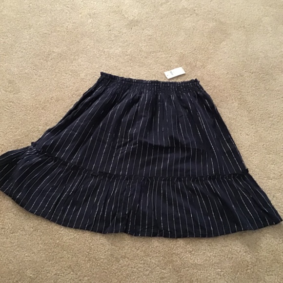 A brand new dark blue skirt in perfect condition. - Picture 2 of 3